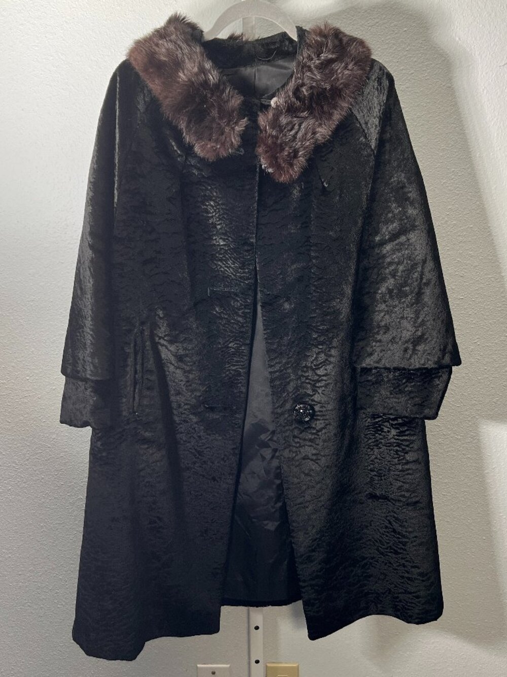 Vintage Union Made Black Crushed Velvet Long Coat w Brown Fur Collar SZ Lrg